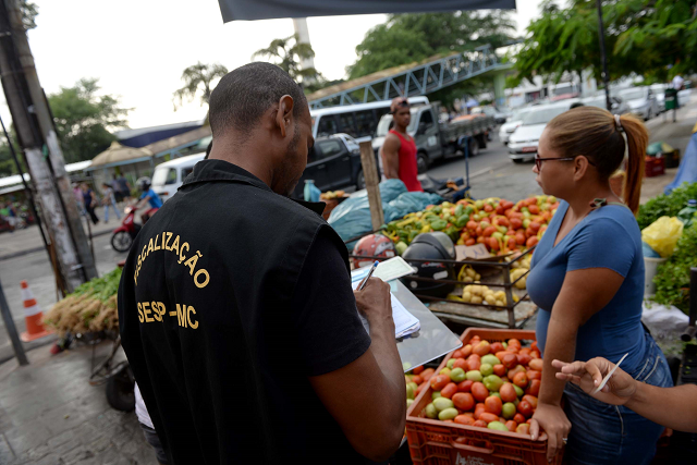 Cerca de 300 ambulantes devem ser removidos do centro de Camaçari (Foto: Angelo Pontes) Cerca de 300 ambulantes devem ser removidos do centro de Camaçari (Foto: Angelo Pontes)