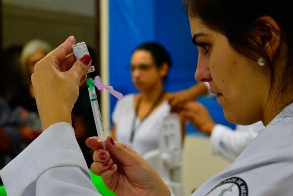 O novo rol, que inclui inclusão de medicamentos contra vários tipos de câncer, entrará em vigor em janeiro de 2018 (Foto: Rovena Rosa/Agência Brasil) O novo rol, que inclui inclusão de medicamentos contra vários tipos de câncer, entrará em vigor em janeiro de 2018 (Foto: Rovena Rosa/Agência Brasil)