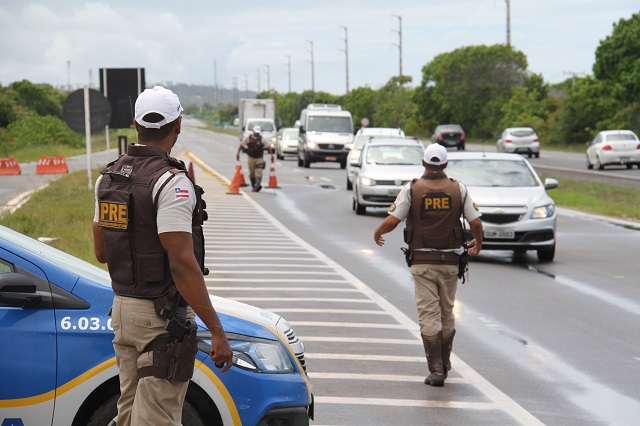 Polícia Rodoviária alerta para pontos críticos e orienta condutores a redobrar a atenção (Foto: Alberto Maraux) Polícia Rodoviária alerta para pontos críticos e orienta condutores a redobrar a atenção (Foto: Alberto Maraux)