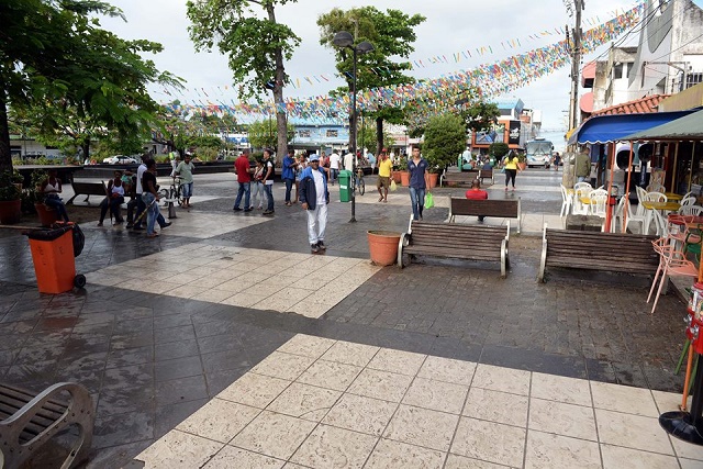 Ambulantes acatam notificação e deixam o centro de Camaçari Ambulantes acatam notificação e deixam o centro de Camaçari