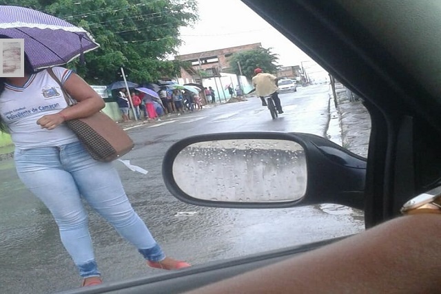Segundo o leitor, essa situação é comum no local, onde idosos e gestantes praticamente dormem na fila, expostos ás intempéries do tempo e da insegurança