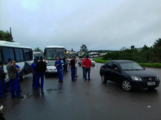 Trabalhadores fecharam os acessos ao Polo Industrial de Camaçari nas primeiras horas desta sexta-feira (Foto: Bispo da Cultura) Trabalhadores fecharam os acessos ao Polo Industrial de Camaçari nas primeiras horas desta sexta-feira (Foto: Bispo da Cultura)