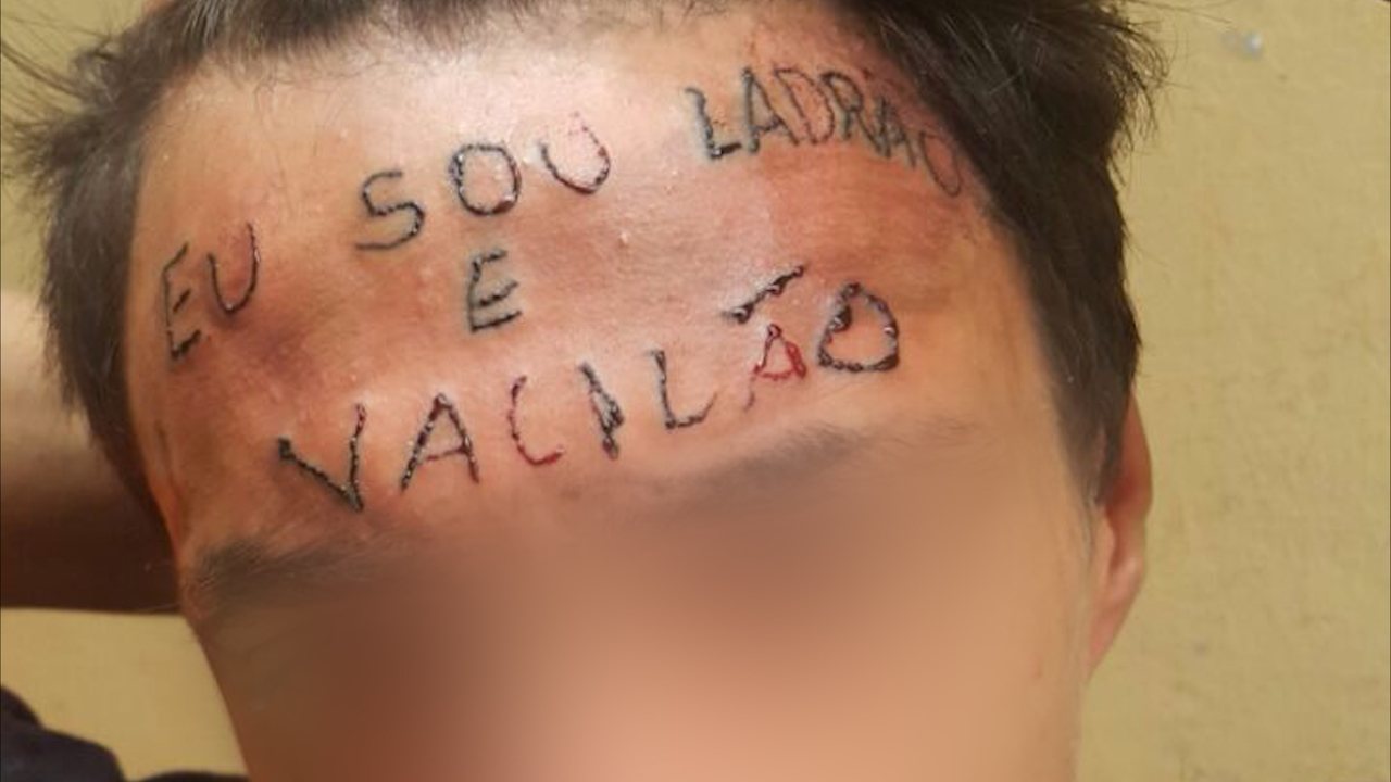 Familiares procuraram a polícia depois de receber o vídeo em que o jovem de 17 anos aparece sendo tatuado. Ele está desaparecido desde 31 de maio. Familiares procuraram a polícia depois de receber o vídeo em que o jovem de 17 anos aparece sendo tatuado. Ele está desaparecido desde 31 de maio.