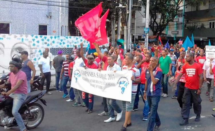 Categoria protestou na avenida Sete de Setembro contra proposta de 1% de reajuste (Foto: Joá Souza | Ag. A TARDE) Categoria protestou na avenida Sete de Setembro contra proposta de 1% de reajuste (Foto: Joá Souza | Ag. A TARDE)