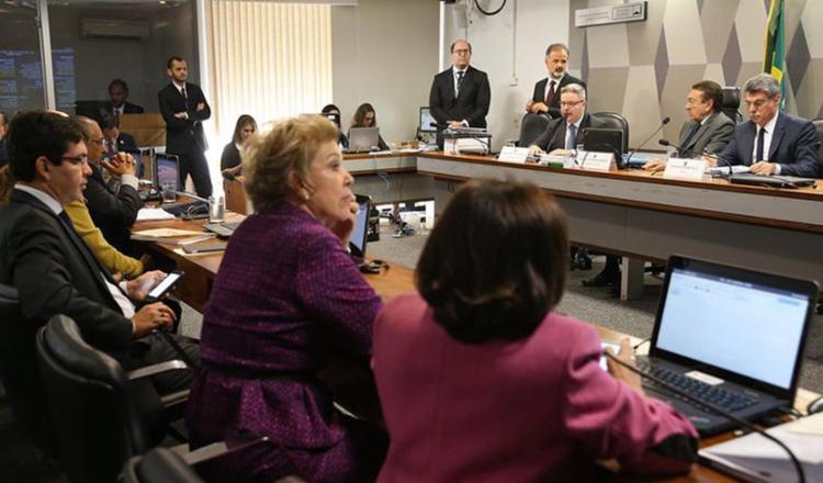 Mais de 12 horas após o início da sessão, o texto-base do senador Romero Jucá foi votado e aprovado, sob protestos da oposição (Foto: Antonio Cruz l Agência Brasil)
