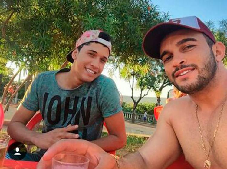 Vereador (sem camisa) e o amigo voltavam de uma festa (Foto: Reprodução | Blog do Sigi Vilares)