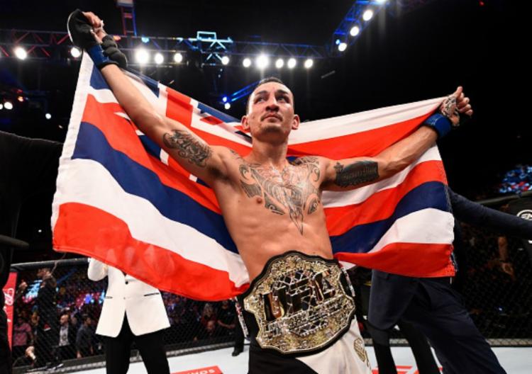 'Abençoado' exibe o cinturão dos penas (Foto: Divulgação | UFC) 'Abençoado' exibe o cinturão dos penas (Foto: Divulgação | UFC)