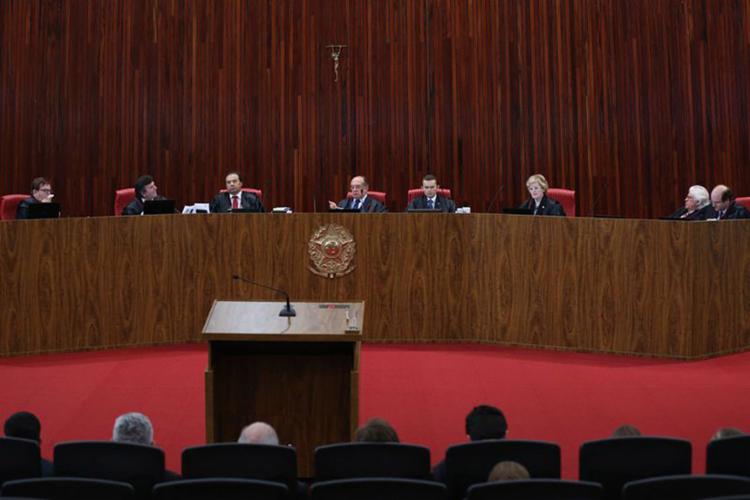 Gilmar Mendes (C) desempatou julgamento ao votar pela absolvição do presidente (Foto: Fabio Rodrigues Pozzebom l Agência Brasil)