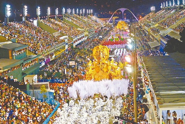 Desfile do grupo especial está ameaçado, após prefeito Marcelo Crivella cortar metade dos recursos de apoio aos grupos carnavalescos