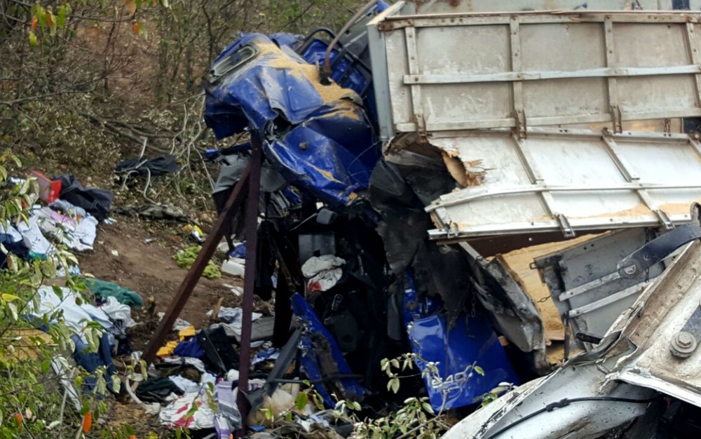 Cabine de caminhão ficou destruída após acidente na BR-242, na altura de Seabra (Foto: Guilherme Maciel/ Blog do Braga) Cabine de caminhão ficou destruída após acidente na BR-242, na altura de Seabra (Foto: Guilherme Maciel/ Blog do Braga)