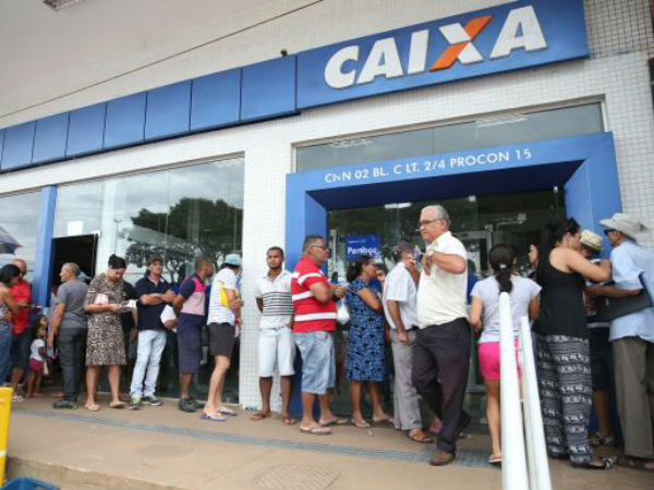 Em todo o país, 38% dos trabalhadores que receberam o FGTS usaram o dinheiro para pagar dívidas