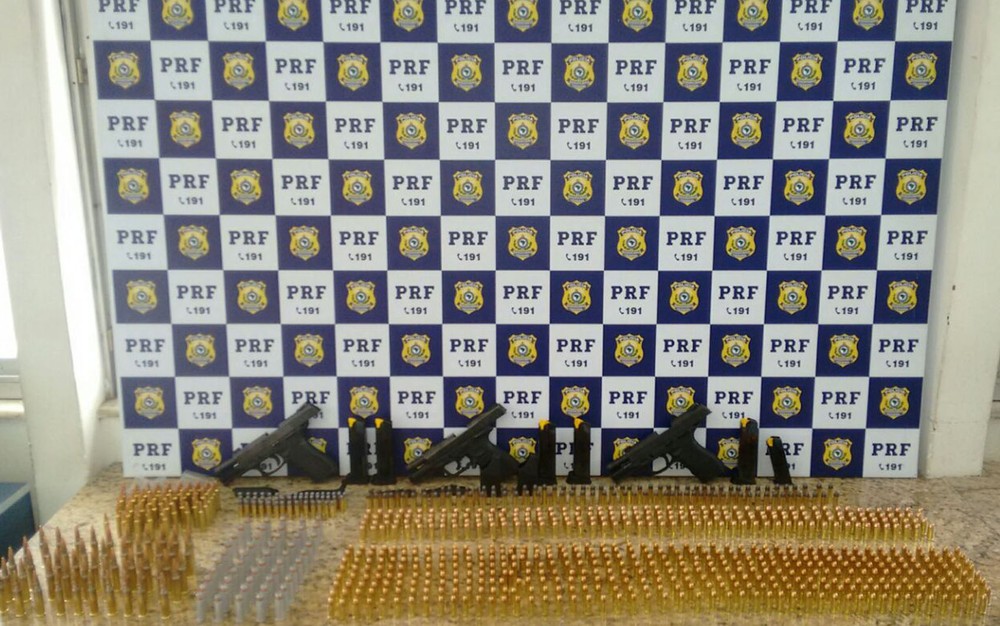 Casal é preso com quase mil munições, na BR-116, na Bahia (Foto: Divulgação/ PRF) Casal é preso com quase mil munições, na BR-116, na Bahia (Foto: Divulgação/ PRF)