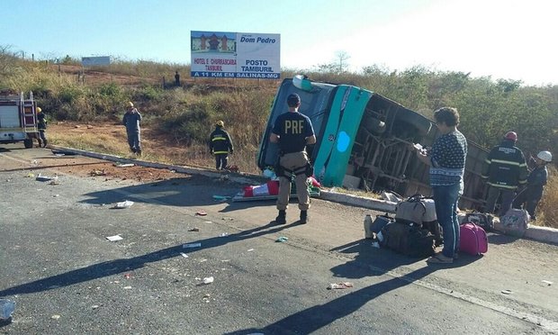 Acidente deixou pelo menos 9 mortos, segundo PRF (Foto: Divulgação/PRF) Acidente deixou pelo menos 9 mortos, segundo PRF (Foto: Divulgação/PRF)