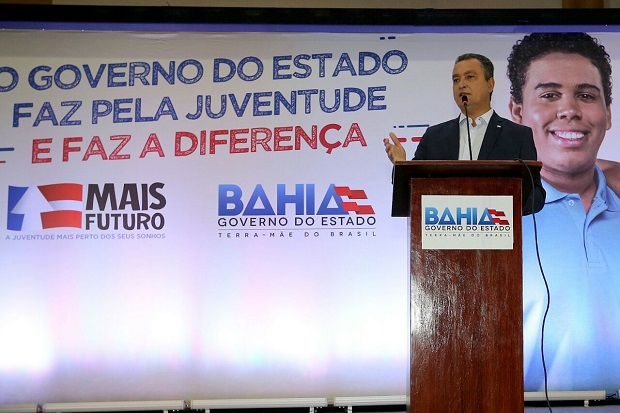 Em cerimônia no Bahia Othon Palace, em Salvador, o governador Rui Costa assinou os termos de compromisso de estágio dos universitários participantes (Foto: Mateus Pereira/GOVBA)