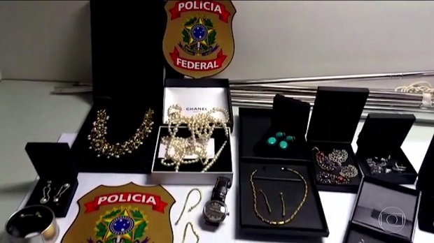 Das 189 joias adquiridas desde 2000, apenas 40 foram apreendidas pela Polícia Federal a partir de mandados de busca (Foto: Reprodução/Fantástico/TV Globo) Das 189 joias adquiridas desde 2000, apenas 40 foram apreendidas pela Polícia Federal a partir de mandados de busca (Foto: Reprodução/Fantástico/TV Globo)