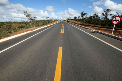 Com extensão total de 22 quilômetros, quem trafegar pela Via Atlântica agora tem muito mais conforto e tranquilidade, porque, além da nova pavimentação em 19 quilômetros, um trecho de 2,8 quilômetros foi duplicado (Foto: Manu Dias/GOVBA)