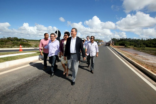 Governador Rui Costa inaugura a pavimentação da rodovia BA 530 (Via Atlântica) (Foto: Manu Dias/GOVBA)