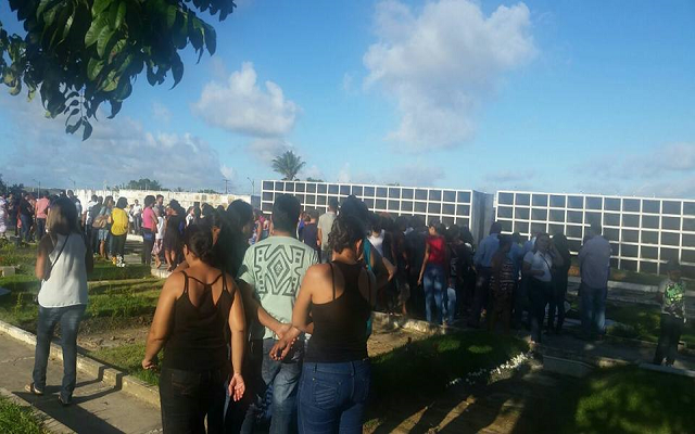 Sepultamento foi marcado por comoção da família e amigos Sepultamento foi marcado por comoção da família e amigos