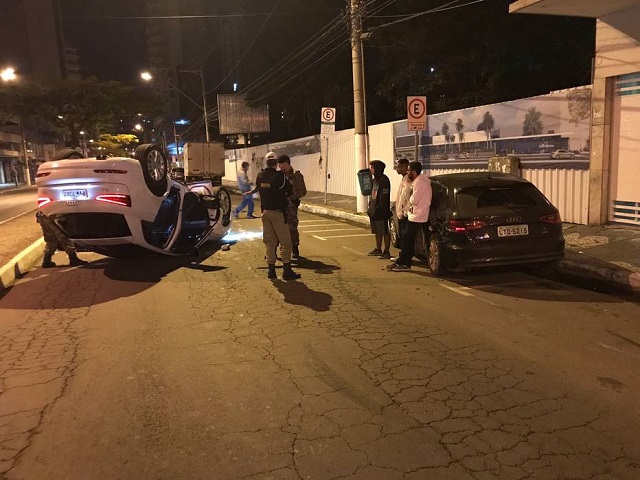 Carro capotou na Avenida Itamar Franco, em Juiz de Fora (MG) (Foto: Polícia Militar de Juiz de Fora) Carro capotou na Avenida Itamar Franco, em Juiz de Fora (MG) (Foto: Polícia Militar de Juiz de Fora)