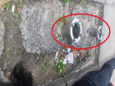 Tocos de aço inoxidáveis, de uns 25 centímetros de altura, que serviam de base para as colunas de sustentação da cobertura do abrigo (Foto: CFF)