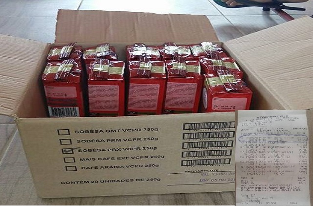 Ao chegar em casa e desembalar as compras, dona Gildete, constatou que na caixa onde deveria conter 20 embalagens de café de 250 gramas, havia um espaço onde deveria haver nada mais nada menos do que mais 07 unidades do produto, mas o café não estava lá Ao chegar em casa e desembalar as compras, dona Gildete, constatou que na caixa onde deveria conter 20 embalagens de café de 250 gramas, havia um espaço onde deveria haver nada mais nada menos do que mais 07 unidades do produto, mas o café não estava lá