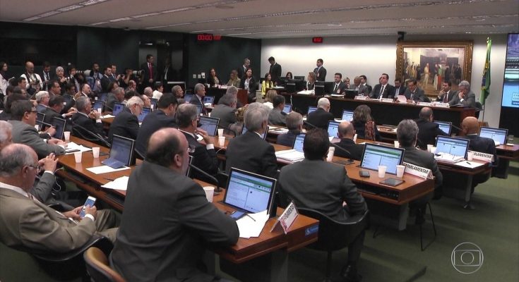 Expectativa é que fase de debates se estenda por várias horas e votação fique para os próximos dias.