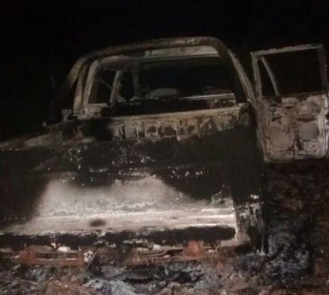Depois de matar motoristas, grupo ateou fogo em carro (Foto: Reprodução/Alta Pressão Online) Depois de matar motoristas, grupo ateou fogo em carro (Foto: Reprodução/Alta Pressão Online)