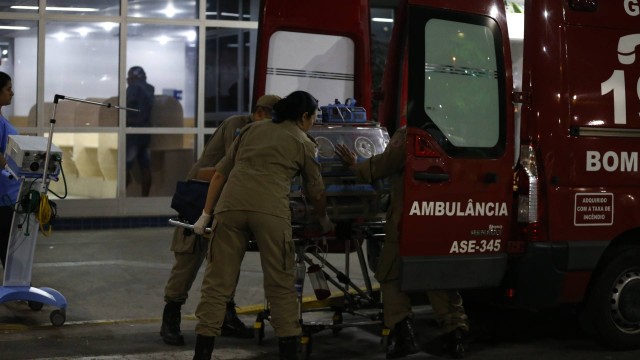 Bebê sendo transferido do Hospital Moacyr do Carmo para o Hospital Adão Pereira Nunes (Foto: Pablo Jacob / Agência O Globo)