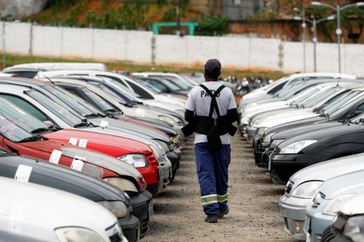 São 200 lotes de automóveis e sucatas (Foto: Raul Spinassé | Ag. A TARDE)