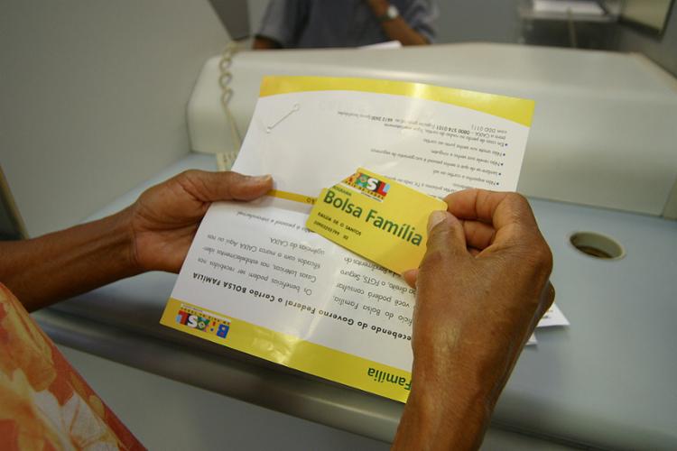 A média do Bolsa Família é de R$ 182 por família (Foto: Carlos Casaes l Ag. A TARDE)