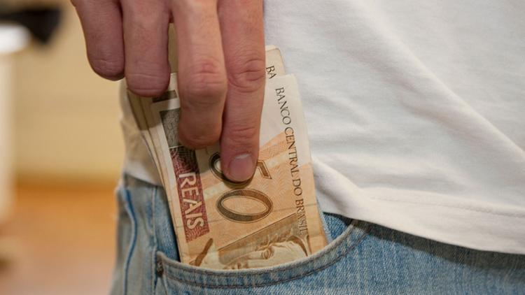 O salário mínimo passará de R$ 937 para R$ 979 em 2018 (Foto: Marcos Santos/USP Imagens | Fotos Públicas) O salário mínimo passará de R$ 937 para R$ 979 em 2018 (Foto: Marcos Santos/USP Imagens | Fotos Públicas)