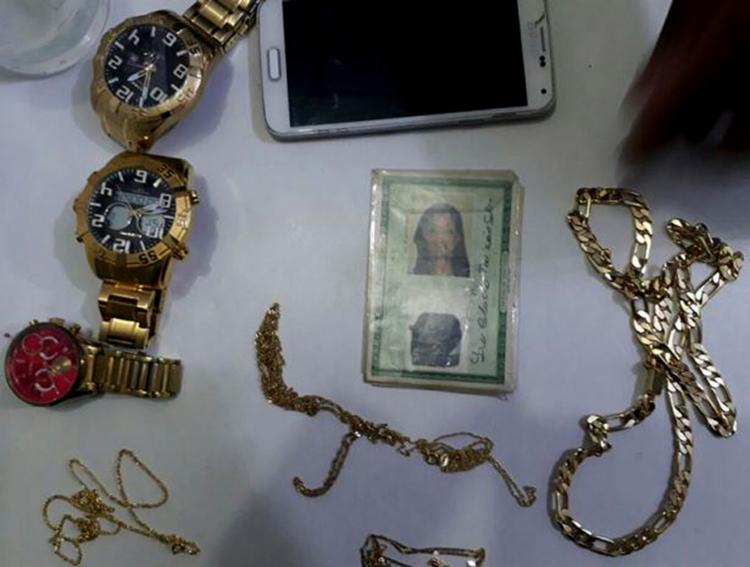 Com Lucila, foram apreendidos relógios, correntes e um celular (Foto: Divulgação l Polícia Militar) Com Lucila, foram apreendidos relógios, correntes e um celular (Foto: Divulgação l Polícia Militar)