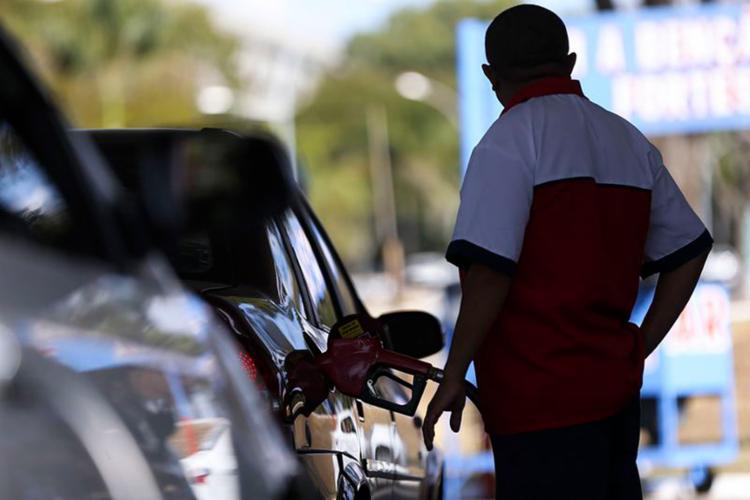 Consumidores de carros flex esperam que redução do tributo chegue logo às bombas nos postos (Foto: Marcelo Camargo l Agência Brasil) Consumidores de carros flex esperam que redução do tributo chegue logo às bombas nos postos (Foto: Marcelo Camargo l Agência Brasil)