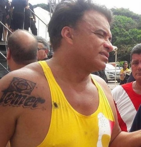 O parlamentar fez uma tatuagem no ombro direito com o nome do presidente