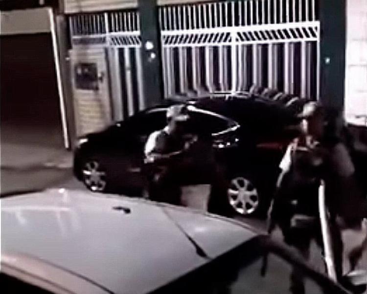 Homem foi agredido com tapas na cabeça (Foto: Reprodução | Youtube) Homem foi agredido com tapas na cabeça (Foto: Reprodução | Youtube)