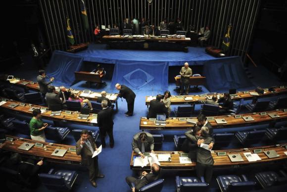Senadores vão analisar o requerimento de urgência do projeto Senadores vão analisar o requerimento de urgência do projeto