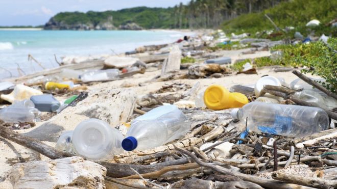 No ritmo atual, será preciso esperar até 2060 para que a reciclagem de plástico supere sua ida para aterros sanitários
