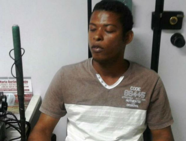 Depois de esfaquear a mulher no pescoço ele tentou degolar a vítima Depois de esfaquear a mulher no pescoço ele tentou degolar a vítima