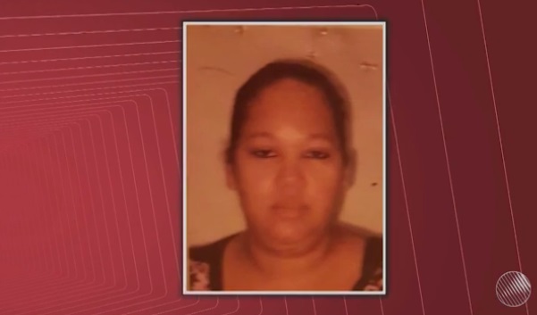 A polícia informou ainda que após o crime um homem saiu da residência e fugiu em uma moto que estava perto do imóvel (Foto: Reprodução/TV Bahia) A polícia informou ainda que após o crime um homem saiu da residência e fugiu em uma moto que estava perto do imóvel (Foto: Reprodução/TV Bahia)