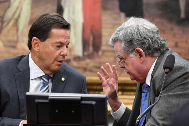 Sergio Zveiter conversa com o advogado de Temer, Antonio Claudio Mariz (Foto: Evaristo Sá/AFP)