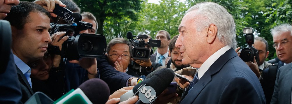 Questionado sobre se a crise política não atrapalharia, ele negou com um gesto movendo o dedo indicador Questionado sobre se a crise política não atrapalharia, ele negou com um gesto movendo o dedo indicador