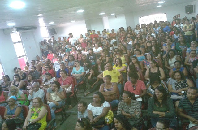 Professores e professoras participaram de assembleia nesta terça-feira Professores e professoras participaram de assembleia nesta terça-feira