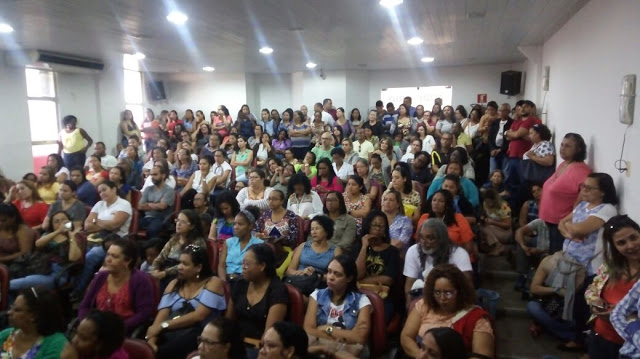 Professores e professoras lotaram assembleia nesta segunda-feira