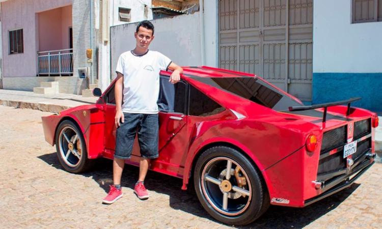 O rapaz utilizou peças de motocicleta e carro na construção (Foto: Reprodução | Marcos Domício | Paramirim Eventos)