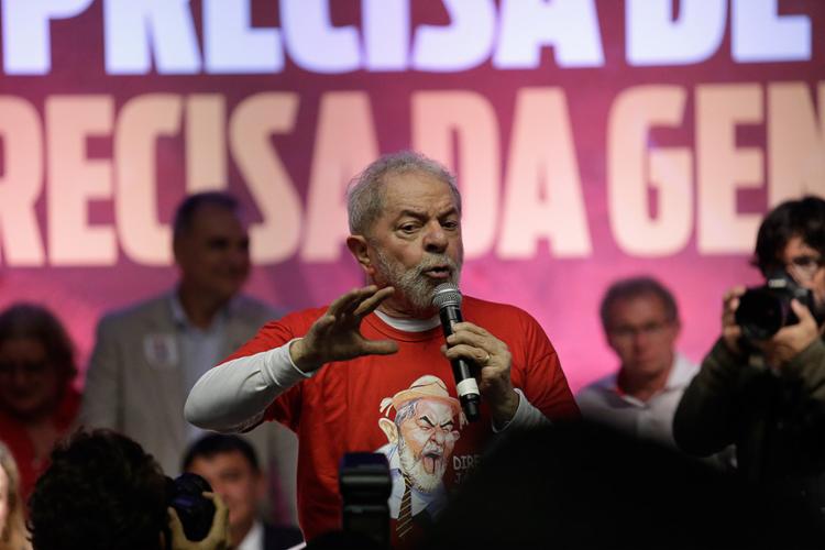 Durante discurso para uma multidão, Lula recuou: 'O PT não tem candidato' (Foto: Adilton Venegeroles l Ag. A TARDE) Durante discurso para uma multidão, Lula recuou: 'O PT não tem candidato' (Foto: Adilton Venegeroles l Ag. A TARDE)
