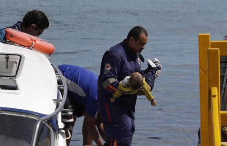 Criança foi resgatada com vida, mas morreu em Salvador (Foto: Xando Pereira | Ag. A TARDE)