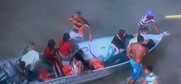 Moradores da região ajudam no resgate das vítimas em Mar Grande (Foto: Reprodução | TV Record)