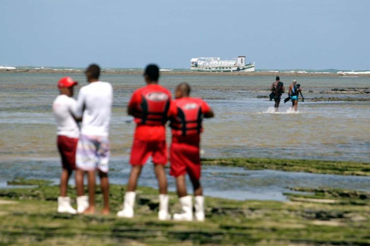 Homens do Corpo de Bombeiros e da Marinha trabalham nesta sexta-feira (Foto: Raul Spinassé | Ag. A TARDE)
