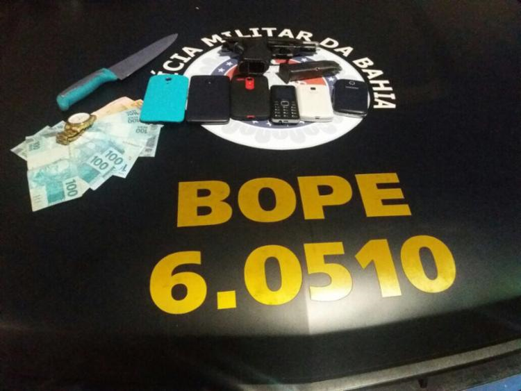 A polícia apreendeu com os suspeitos celulares, faca e dinheiro (Foto: Divulgação | SSP-BA) A polícia apreendeu com os suspeitos celulares, faca e dinheiro (Foto: Divulgação | SSP-BA)