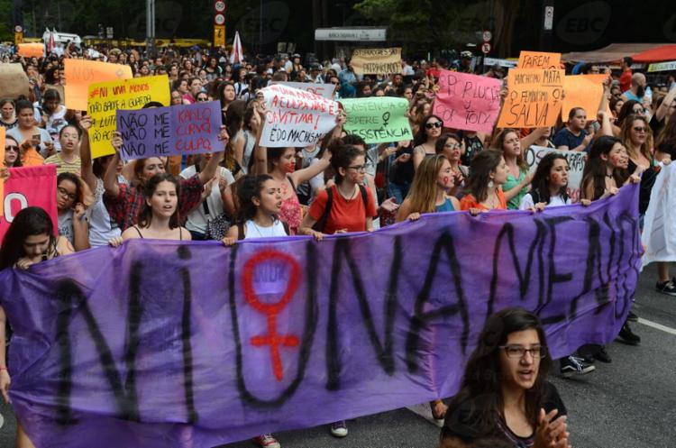 Mortes de mulheres têm feito grupos feministas irem às ruas para protestar a violência (Foto: Agência Brasil)